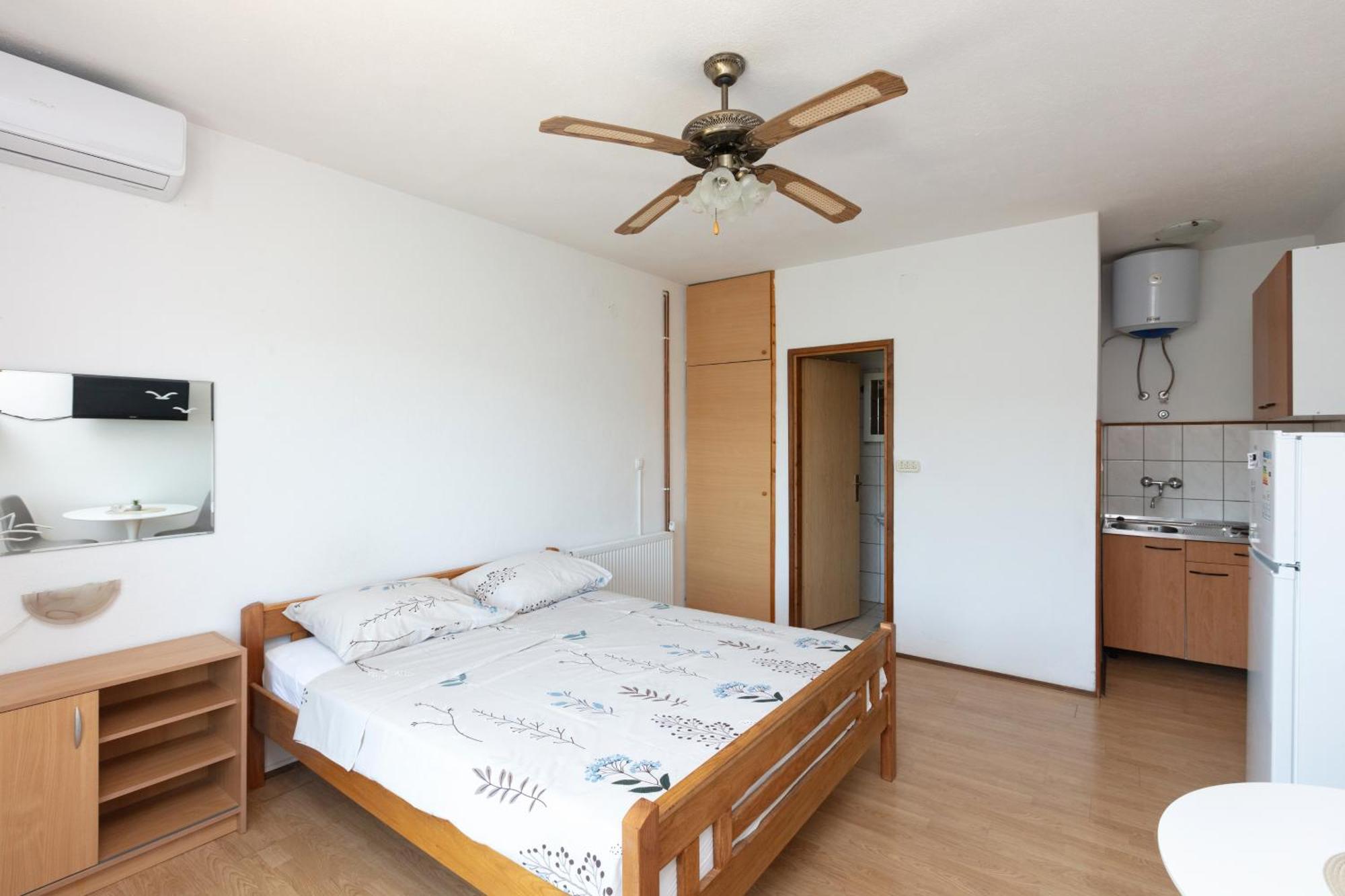 Apartments With A Parking Space Pirovac, Sibenik - 13263 Room photo