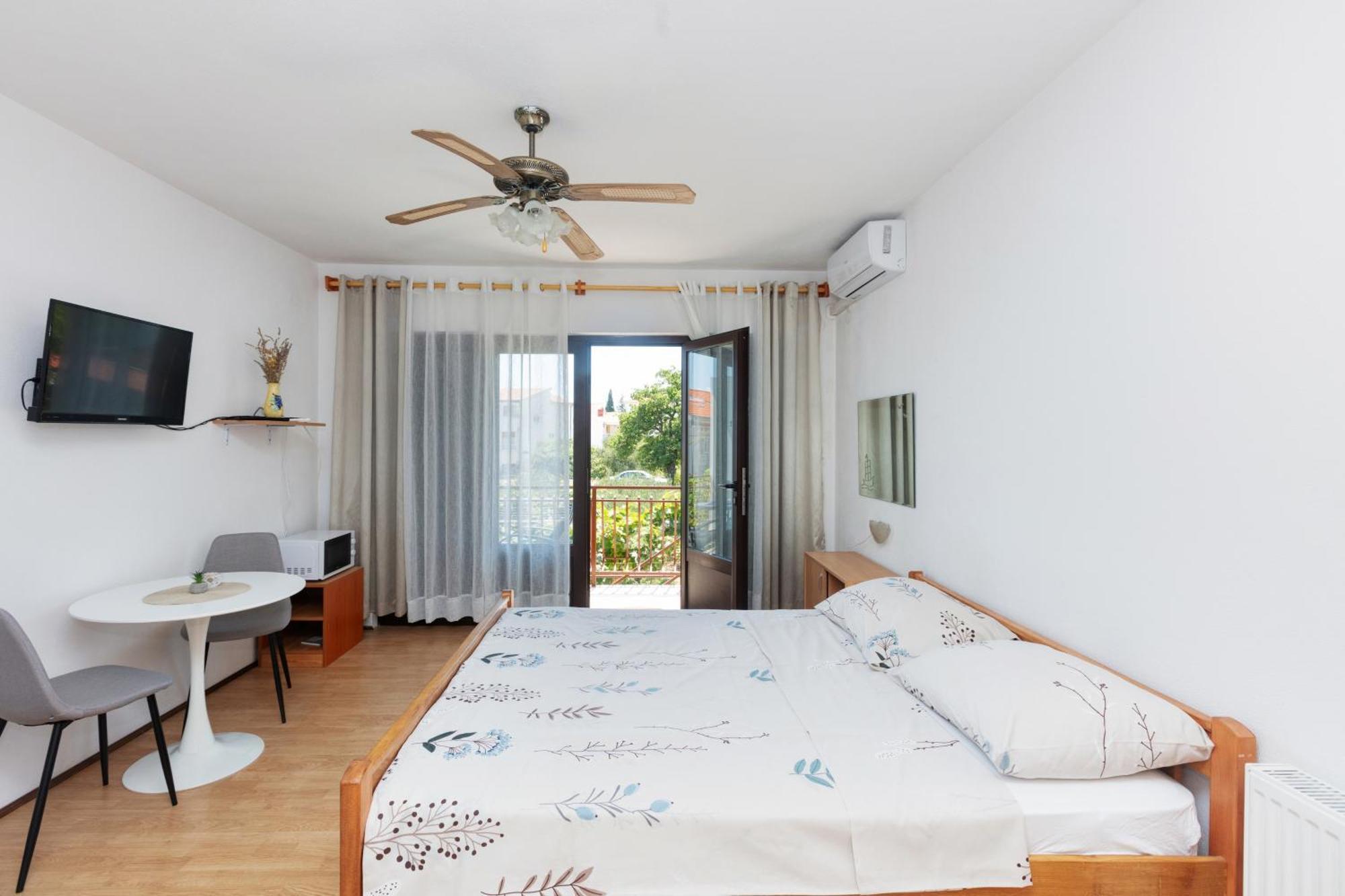 Apartments With A Parking Space Pirovac, Sibenik - 13263 Exterior photo